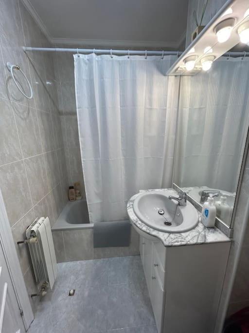 Playa De Berria -Apartamento Con Piscina Y Vistas Al Mar Santoña Dış mekan fotoğraf