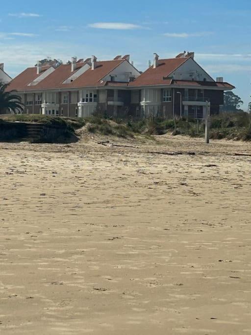 Playa De Berria -Apartamento Con Piscina Y Vistas Al Mar Santoña Dış mekan fotoğraf