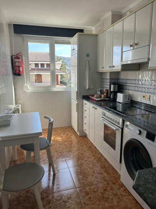 Playa De Berria -Apartamento Con Piscina Y Vistas Al Mar Santoña Dış mekan fotoğraf